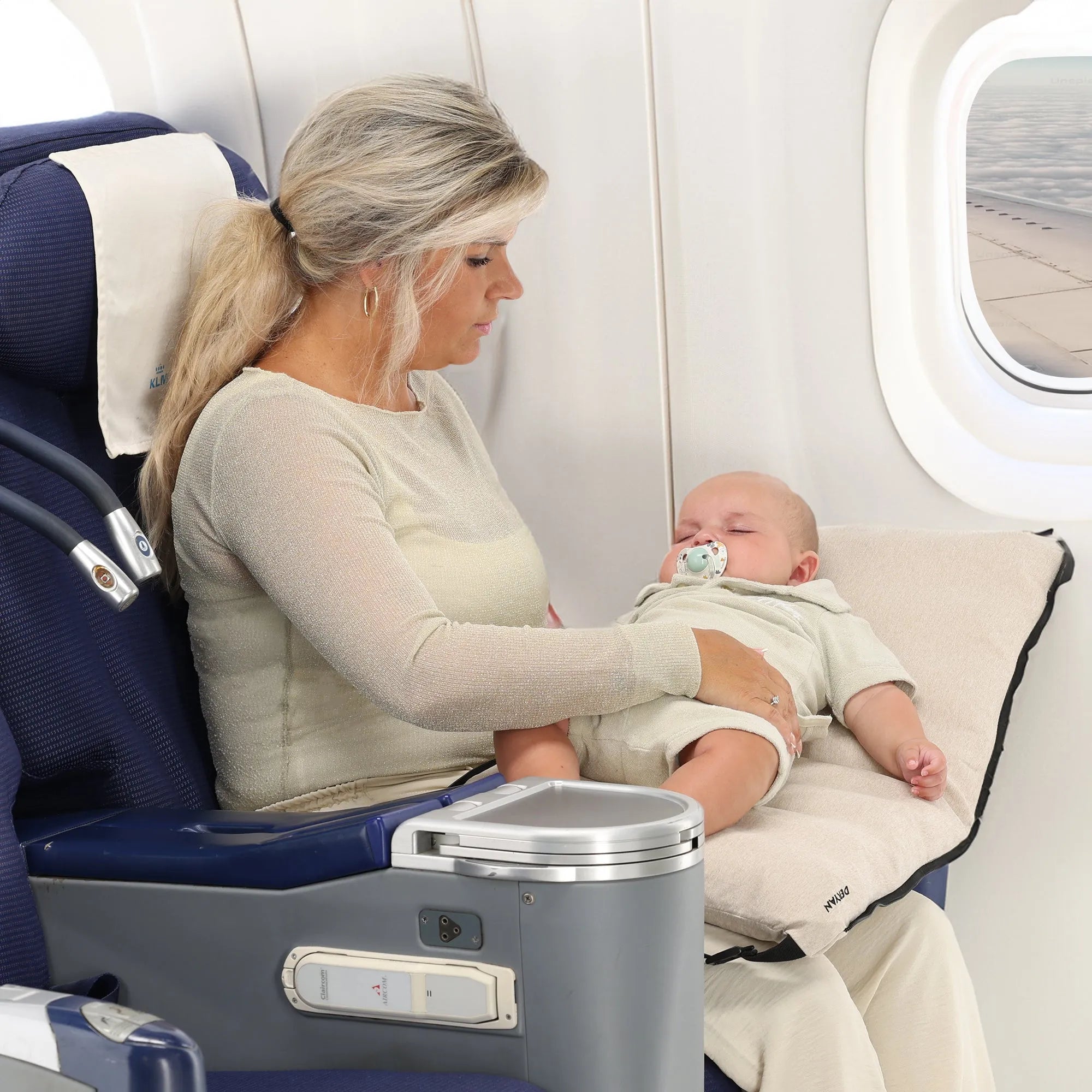 Fly with your baby with the DERYAN Airtraveller