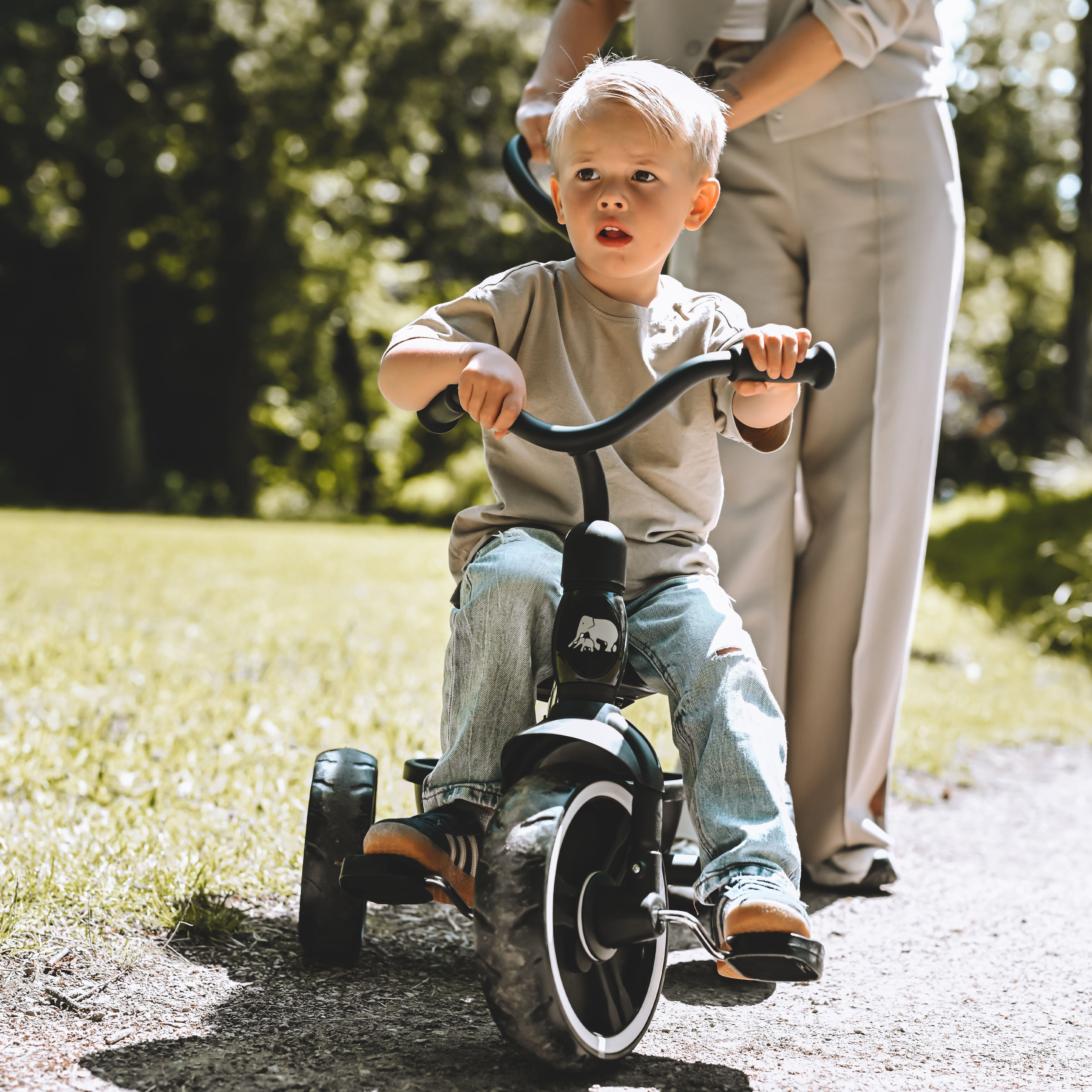 Tricycle avec barre de poussée