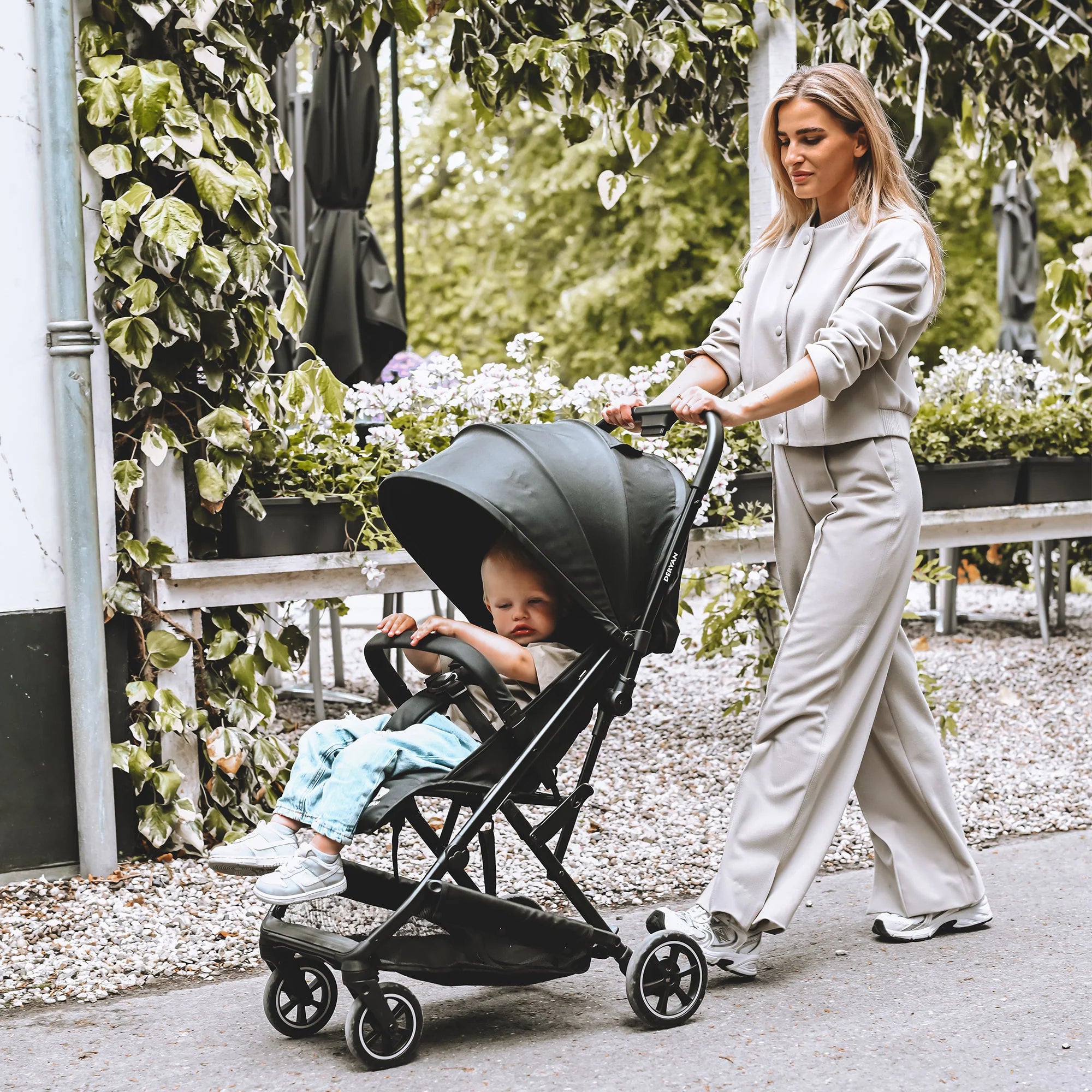 Luxe Easy Lightweight Buggy - Black