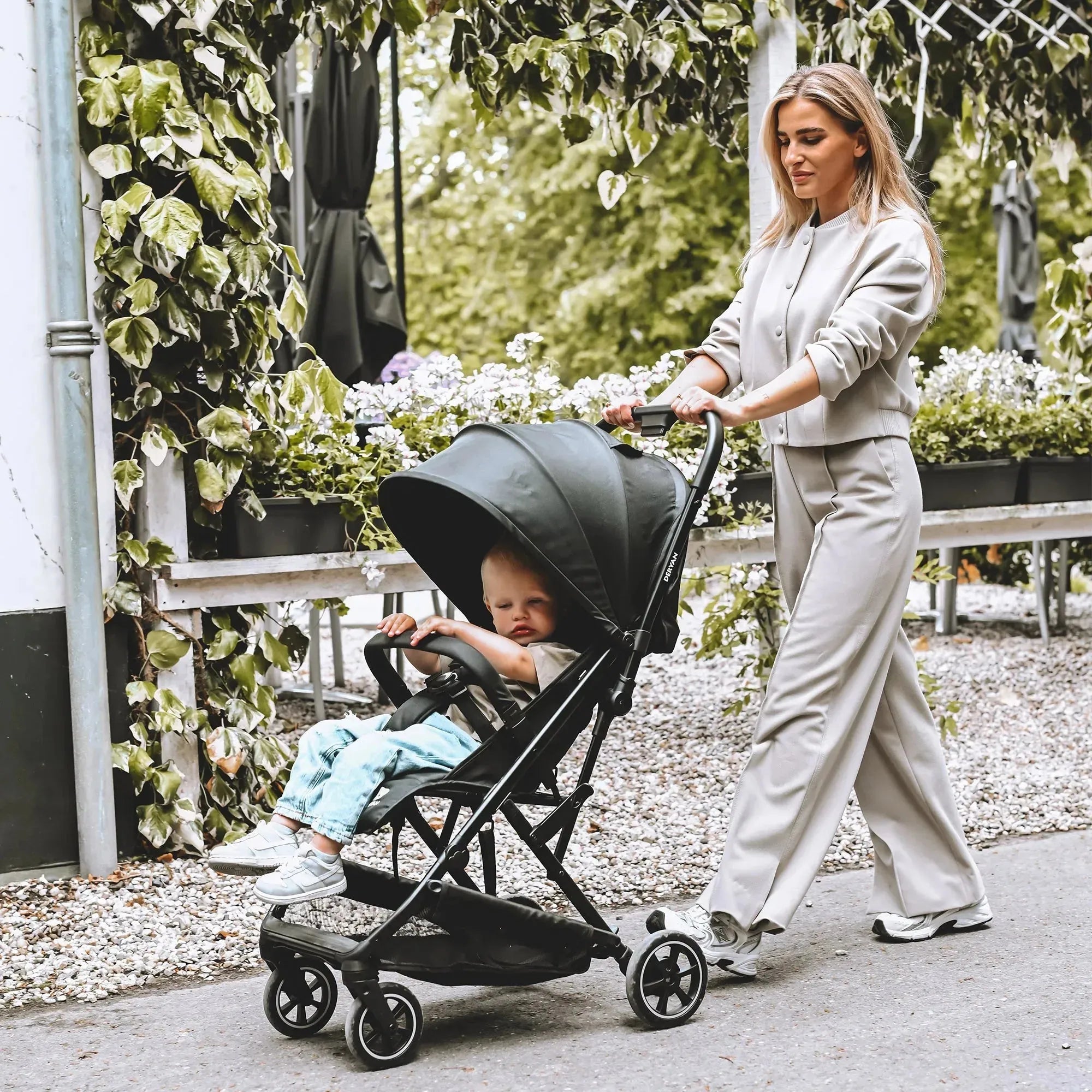 Easy Luxe Lightweight Buggy - Black